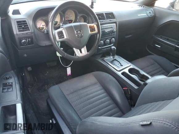 ✅ 2013 Dodge Challenger SXT • VIN: 2C3CDYAG2DH670263 • Lot: 86909704. Wystawiony na Copart z przebiegiem 121 614 mil. Bezpłatny archiwum sprzedaży aukcyjnych z USA i szczegółowy raport historii pojazdu na DreamBid. Zdjęcie 8.