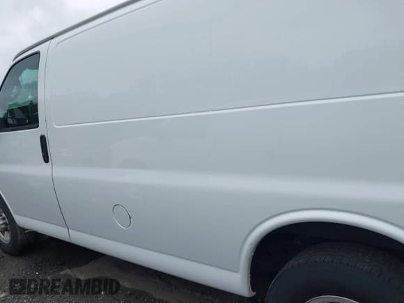 ✅ 2017 Chevrolet Express Cargo • VIN: 1GCWGAFFXH1342794 • Lot: 43175165. Wystawiony na IAAI z przebiegiem 126 077 mil. Bezpłatny archiwum sprzedaży aukcyjnych z USA i szczegółowy raport historii pojazdu na DreamBid. Zdjęcie 14.