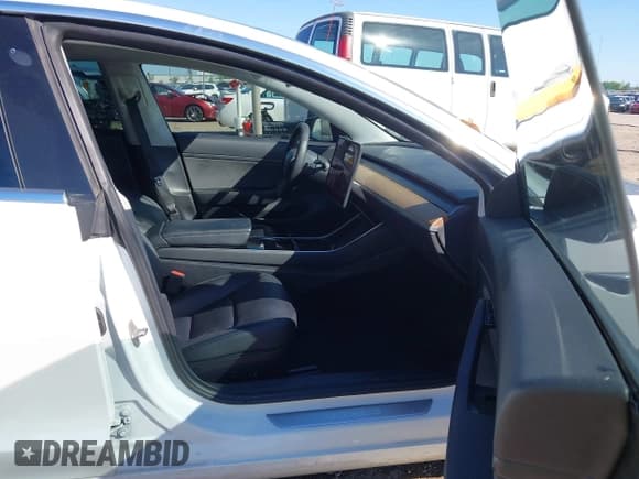 ✅ 2020 Tesla Model 3 Standard Range Plus • VIN: 5YJ3E1EA4LF613671 • Лот: 43577298. Опубликован ранее на IAAI с пробегом 83 874 миль. Бесплатный доступ к архиву аукционных продаж из США и подробный отчёт об истории автомобиля на DreamBid. Изображение 5.