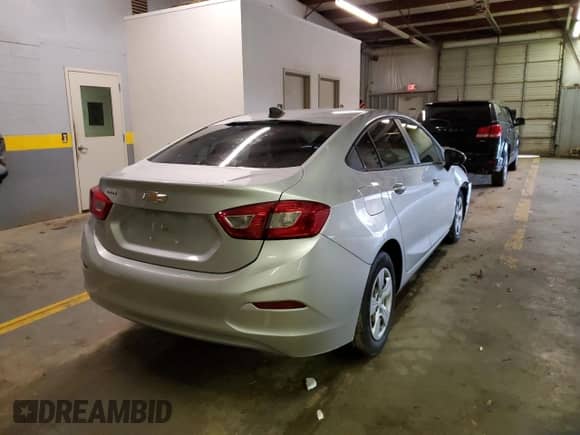 2018 Chevrolet Cruze LS z VIN 1G1BC5SM6J7230429, wystawiony jako Copart lot #67087282 z przebiegiem 19 362 mil mil oraz . Historia ofert i sprzedaży dostępna na DreamBid. Obrazek 4.
