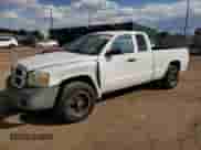 2005 Dodge Dakota ST z VIN 1D7HE22K25S318024, wystawiony jako Copart lot #73572884 z przebiegiem 154 829 mil mil oraz Szkoda całkowita • Salvage title. Historia ofert i sprzedaży dostępna na DreamBid. Obrazek 1.