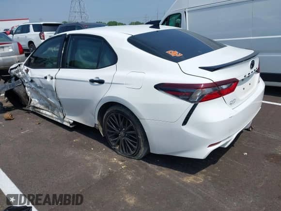 2022 Toyota Camry SE z VIN 4T1G11AK0NU054329, wystawiony jako IAAI lot #42342363 z przebiegiem 105 909 mil mil oraz . Historia ofert i sprzedaży dostępna na DreamBid. Obrazek 3.