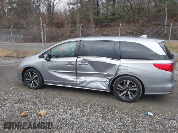 ✅ 2018 Honda Odyssey Elite • VIN: 5FNRL6H95JB051582 • Lot: 43740163. Listed on IAAI with 72,332 mi. Free auction sales archive from the USA and detailed vehicle history report at DreamBid. Image 14.