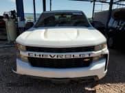 ✅ 2020 Chevrolet Silverado 1500 Custom • VIN: 1GCRWBEF3LZ159335 • Lot: 67791125. Wystawiony na Copart z przebiegiem 97 665 mil. Bezpłatny archiwum sprzedaży aukcyjnych z USA i szczegółowy raport historii pojazdu na DreamBid. Zdjęcie 5.