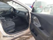 ✅ 2017 Kia Niro LX • VIN: KNDCB3LC4H5088032 • Lot: 43704074. Wystawiony na IAAI z przebiegiem 216 789 mil. Bezpłatny archiwum sprzedaży aukcyjnych z USA i szczegółowy raport historii pojazdu na DreamBid. Zdjęcie 5.