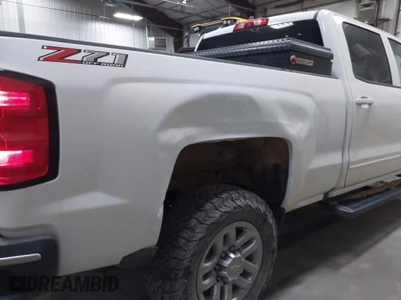 ✅ 2019 Chevrolet Silverado 2500HD LT • VIN: 1GC1KSEG9KF277777 • Лот: 40597481. Опубликован ранее на IAAI с пробегом 105 812 миль. Бесплатный доступ к архиву аукционных продаж из США и подробный отчёт об истории автомобиля на DreamBid. Изображение 17.