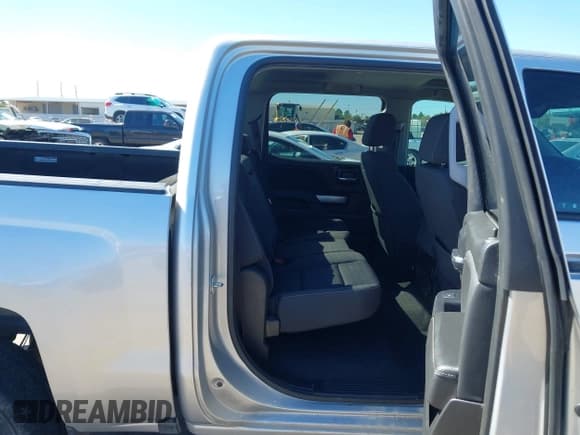 ✅ 2018 Chevrolet Silverado 1500 LT • VIN: 3GCPCREC9JG586160 • Lot: 43568321. Wystawiony na IAAI z przebiegiem 51 386 mil. Bezpłatny archiwum sprzedaży aukcyjnych z USA i szczegółowy raport historii pojazdu na DreamBid. Zdjęcie 8.