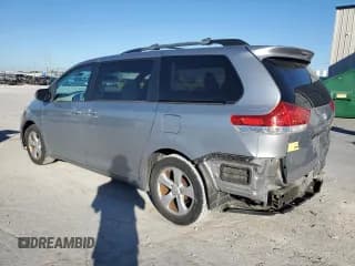 ✅ 2013 Toyota Sienna LE • VIN: 5TDKK3DC5DS323908 • Lot: 91250005. Wystawiony na Copart z przebiegiem 121 149 mil. Bezpłatny archiwum sprzedaży aukcyjnych z USA i szczegółowy raport historii pojazdu na DreamBid. Zdjęcie 2.