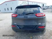 ✅ 2018 Jeep Cherokee Latitude • VIN: 1C4PJLCB9JD588274 • Lot: 43191097. Wystawiony na IAAI z przebiegiem 66 145 mil. Bezpłatny archiwum sprzedaży aukcyjnych z USA i szczegółowy raport historii pojazdu na DreamBid. Zdjęcie 16.