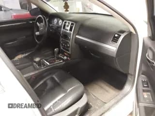 ✅ 2010 Chrysler 300 Touring Signature • VIN: 2C3CA5CV0AH324890 • Лот: 43646437. Опубликован ранее на IAAI с пробегом 211 179 миль. Бесплатный доступ к архиву аукционных продаж из США и подробный отчёт об истории автомобиля на DreamBid. Изображение 5.