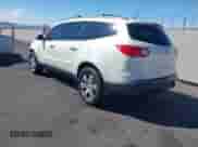 2011 Chevrolet Traverse LTZ z VIN 1GNKRLED1BJ165068, wystawiony jako IAAI lot #43274496 z przebiegiem 112 729 mil mil oraz . Historia ofert i sprzedaży dostępna na DreamBid. Obrazek 3.