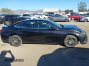 ✅ 2025 Lexus ES 300h • VIN: 58ADA1C19SU073926 • Lot: 43551675. Wystawiony na IAAI z przebiegiem 6 446 mil. Bezpłatny archiwum sprzedaży aukcyjnych z USA i szczegółowy raport historii pojazdu na DreamBid. Zdjęcie 14.