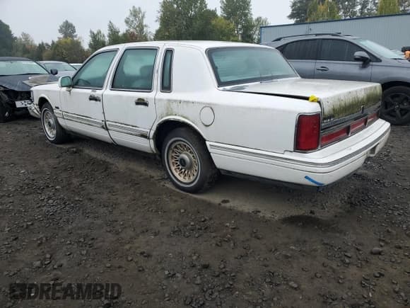 ✅ 1997 Lincoln Town Car Executive • VIN: 1LNLM81W2VY641061 • Lot: 87099085. Wystawiony na Copart z przebiegiem 80 093 mil. Bezpłatny archiwum sprzedaży aukcyjnych z USA i szczegółowy raport historii pojazdu na DreamBid. Zdjęcie 2.