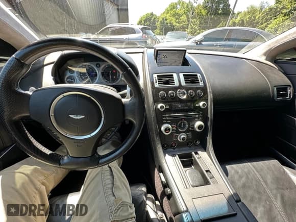 ✅ 2011 Aston Martin Vantage • VIN: SCFEFBAK2BGC14745 • Lot: 67236345. Wystawiony na Copart z przebiegiem 77 389 mil. Bezpłatny archiwum sprzedaży aukcyjnych z USA i szczegółowy raport historii pojazdu na DreamBid. Zdjęcie 11.