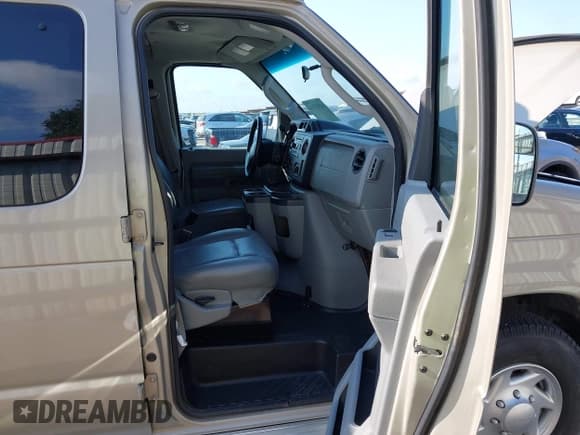 ✅ 2011 Ford Econoline Passenger XL • VIN: 1FBSS3BL3BDA15796 • Lot: 42903744. Wystawiony na IAAI z przebiegiem 82 298 mil. Bezpłatny archiwum sprzedaży aukcyjnych z USA i szczegółowy raport historii pojazdu na DreamBid. Zdjęcie 5.