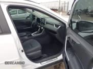 ✅ 2025 Toyota RAV4 Hybrid LE • VIN: 4T3LWRFV2SU171110 • Lot: 42893706. Wystawiony na IAAI z przebiegiem 4 942 mil. Bezpłatny archiwum sprzedaży aukcyjnych z USA i szczegółowy raport historii pojazdu na DreamBid. Zdjęcie 5.