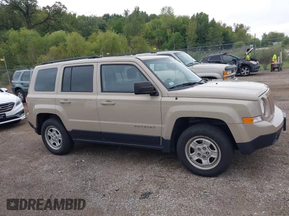 ✅ 2017 Jeep Patriot Sport • VIN: 1C4NJPBA4HD130577 • Lot: 43302770. Wystawiony na IAAI z przebiegiem 71 632 mil. Bezpłatny archiwum sprzedaży aukcyjnych z USA i szczegółowy raport historii pojazdu na DreamBid. Zdjęcie 13.