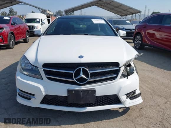 ✅ 2015 Mercedes-Benz C 250 • VIN: WDDGJ4HB4FG367661 • Lot: 42749218. Wystawiony na IAAI z przebiegiem 68 277 mil. Bezpłatny archiwum sprzedaży aukcyjnych z USA i szczegółowy raport historii pojazdu na DreamBid. Zdjęcie 13.