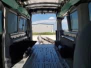 ✅ 2016 Ford Transit XL • VIN: 1FBVU4XG9GKB00749 • Lot: 60348684. Wystawiony na Copart z przebiegiem 37 487 mil. Bezpłatny archiwum sprzedaży aukcyjnych z USA i szczegółowy raport historii pojazdu na DreamBid. Zdjęcie 10.