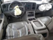 ✅ 2005 Chevrolet Suburban LT • VIN: 3GNFK16Z75G172083 • Lot: 42776645. Wystawiony na Copart z przebiegiem 238 916 mil. Bezpłatny archiwum sprzedaży aukcyjnych z USA i szczegółowy raport historii pojazdu na DreamBid. Zdjęcie 8.