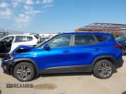 ✅ 2023 Kia Seltos LX • VIN: KNDEPCAA4P7370671 • Lot: 43146744. Wystawiony na IAAI z przebiegiem 44 220 mil. Bezpłatny archiwum sprzedaży aukcyjnych z USA i szczegółowy raport historii pojazdu na DreamBid. Zdjęcie 14.