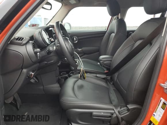 ✅ 2020 MINI Hardtop 4 Door Cooper • VIN: WMWXU7C04L2L63656 • Lot: 67022485. Wystawiony na Copart z przebiegiem 61 439 mil. Bezpłatny archiwum sprzedaży aukcyjnych z USA i szczegółowy raport historii pojazdu na DreamBid. Zdjęcie 7.