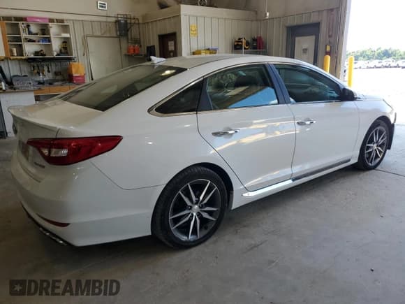 ✅ 2015 Hyundai Sonata Sport • VIN: 5NPE34AB4FH183953 • Lot: 69575695. Wystawiony na Copart z przebiegiem 125 105 mil. Bezpłatny archiwum sprzedaży aukcyjnych z USA i szczegółowy raport historii pojazdu na DreamBid. Zdjęcie 3.