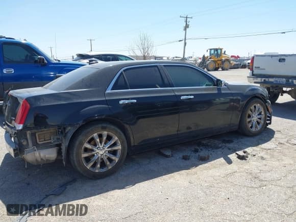 ✅ 2020 Chrysler 300 Limited • VIN: 2C3CCAKG1LH137697 • Lot: 42281698. Wystawiony na IAAI z przebiegiem 94 355 mil. Bezpłatny archiwum sprzedaży aukcyjnych z USA i szczegółowy raport historii pojazdu na DreamBid. Zdjęcie 14.