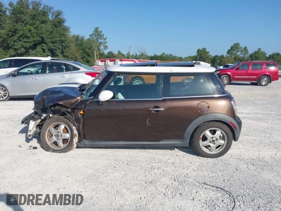 ✅ 2011 MINI Hardtop • VIN: WMWSU3C55BT097359 • Lot: 43363048. Wystawiony na IAAI z przebiegiem 149 072 mil. Bezpłatny archiwum sprzedaży aukcyjnych z USA i szczegółowy raport historii pojazdu na DreamBid. Zdjęcie 14.