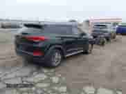 2017 Hyundai Tucson SE z VIN KM8J33A42HU585775, wystawiony jako IAAI lot #43521465 z przebiegiem 125 000 mil mil oraz . Historia ofert i sprzedaży dostępna na DreamBid. Obrazek 4.