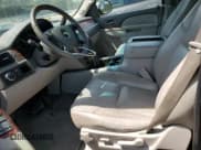 ✅ 2010 Chevrolet Suburban LT • VIN: 1GNUCJE08AR282271 • Lot: 69958304. Wystawiony na Copart z przebiegiem 252 836 mil. Bezpłatny archiwum sprzedaży aukcyjnych z USA i szczegółowy raport historii pojazdu na DreamBid. Zdjęcie 7.