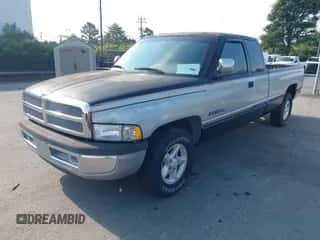 1996 Dodge 1500 z VIN 1B7HC13Y4TJ135983, wystawiony jako IAAI lot #43136201 z przebiegiem 272 639 mil mil oraz . Historia ofert i sprzedaży dostępna na DreamBid. Obrazek 2.