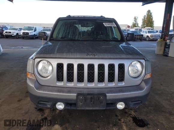 ✅ 2015 Jeep Patriot Altitude • VIN: 1C4NJRBB2FD135987 • Lot: 91443265. Wystawiony na Copart z przebiegiem 165 922 mil. Bezpłatny archiwum sprzedaży aukcyjnych z USA i szczegółowy raport historii pojazdu na DreamBid. Zdjęcie 5.