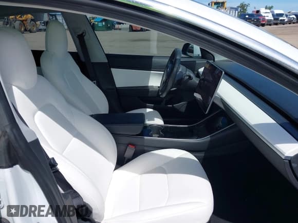 ✅ 2018 Tesla Model 3 Long Range Battery • VIN: 5YJ3E1EBXJF135617 • Lot: 43106221. Wystawiony na IAAI z przebiegiem 90 322 mil. Bezpłatny archiwum sprzedaży aukcyjnych z USA i szczegółowy raport historii pojazdu na DreamBid. Zdjęcie 5.