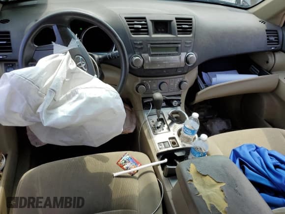 ✅ 2010 Toyota Highlander • VIN: 5TDZK3EH8AS007438 • Lot: 81055975. Listed on Copart with 221,230 mi. Free auction sales archive from the USA and detailed vehicle history report at DreamBid. Image 8.