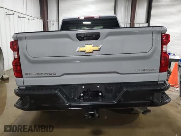 ✅ 2025 Chevrolet Silverado 2500HD Custom • VIN: 2GC4KME79S1135476 • Lot: 59478875. Wystawiony na Copart z przebiegiem 1 659 mil. Bezpłatny archiwum sprzedaży aukcyjnych z USA i szczegółowy raport historii pojazdu na DreamBid. Zdjęcie 6.