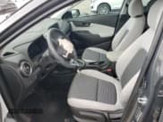 ✅ 2023 Hyundai Kona SE • VIN: KM8K22AB6PU995381 • Лот: 68611144. Опубликован ранее на Copart с пробегом 18 996 миль. Бесплатный доступ к архиву аукционных продаж из США и подробный отчёт об истории автомобиля на DreamBid. Изображение 7.