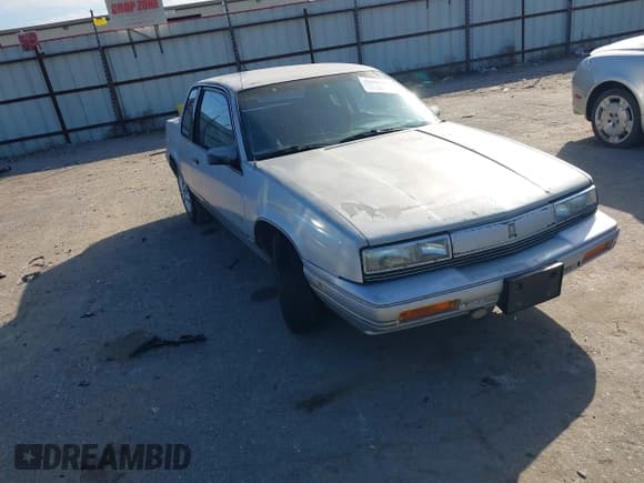 ✅ 1989 Oldsmobile Cutlass • VIN: 1G3NL14U3KM226836 • Lot: 43691285. Wystawiony na IAAI z przebiegiem 388 026 mil. Bezpłatny archiwum sprzedaży aukcyjnych z USA i szczegółowy raport historii pojazdu na DreamBid. Zdjęcie 1.