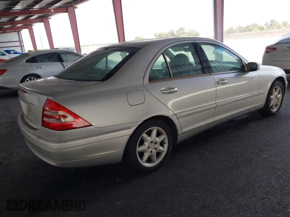 ✅ 2001 Mercedes-Benz C 230/260/280/320 • VIN: WDBRF64J01F111558 • Lot: 43267179. Wystawiony na IAAI z przebiegiem 213 650 mil. Bezpłatny archiwum sprzedaży aukcyjnych z USA i szczegółowy raport historii pojazdu na DreamBid. Zdjęcie 4.