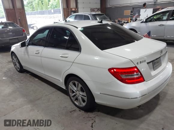 ✅ 2013 Mercedes-Benz C 300 Sport • VIN: WDDGF8AB3DA859410 • Lot: 42522407. Wystawiony na IAAI z przebiegiem 110 502 mil. Bezpłatny archiwum sprzedaży aukcyjnych z USA i szczegółowy raport historii pojazdu na DreamBid. Zdjęcie 3.