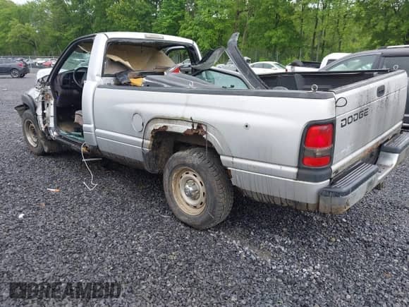 2001 Dodge 1500 z VIN 1B7HC16Y51S317811, wystawiony jako IAAI lot #42436049 z przebiegiem 58 817 mil mil oraz . Historia ofert i sprzedaży dostępna na DreamBid. Obrazek 3.