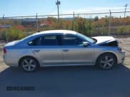 ✅ 2015 Volkswagen Passat S • VIN: 1VWAT7A34FC072238 • Lot: 43548104. Wystawiony na IAAI z przebiegiem 130 002 mil. Bezpłatny archiwum sprzedaży aukcyjnych z USA i szczegółowy raport historii pojazdu na DreamBid. Zdjęcie 13.