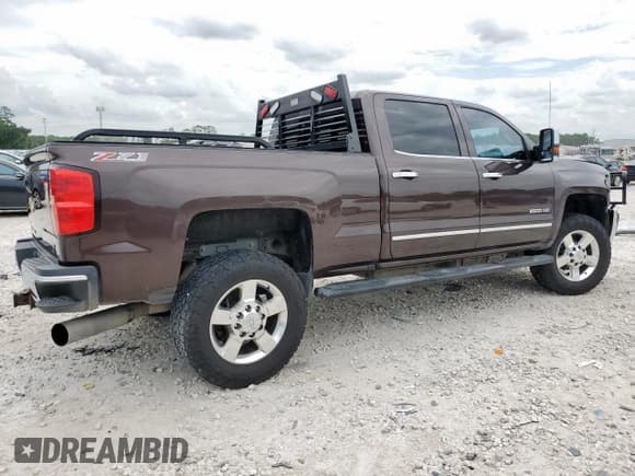 ✅ 2016 Chevrolet Silverado 2500HD LTZ • VIN: 1GC1KWE87GF132342 • Lot: 63491245. Wystawiony na Copart z przebiegiem 330 596 mil. Bezpłatny archiwum sprzedaży aukcyjnych z USA i szczegółowy raport historii pojazdu na DreamBid. Zdjęcie 3.