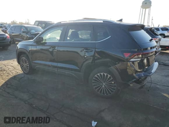 ✅ 2025 Volkswagen Taos SE • VIN: 3VVSC7B22SM044946 • Лот: 92532525. Опубликован ранее на Copart с пробегом 9 639 миль. Бесплатный доступ к архиву аукционных продаж из США и подробный отчёт об истории автомобиля на DreamBid. Изображение 2.