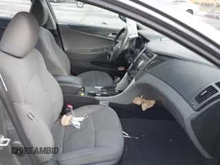 2013 Hyundai Sonata GLS z VIN 5NPEB4AC9DH717702, wystawiony jako IAAI lot #43407726 z przebiegiem 186 920 mil mil oraz . Historia ofert i sprzedaży dostępna na DreamBid. Obrazek 5.