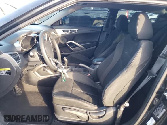 ✅ 2016 Hyundai Veloster • VIN: KMHTC6AD3GU273831 • Lot: 87689275. Wystawiony na Copart z przebiegiem 108 387 mil. Bezpłatny archiwum sprzedaży aukcyjnych z USA i szczegółowy raport historii pojazdu na DreamBid. Zdjęcie 7.