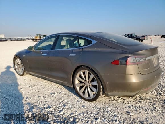 ✅ 2015 Tesla Model S 85D • VIN: 5YJSA1E28FF107829 • Лот: 80302295. Опубликован ранее на Copart с пробегом 136 916 миль. Бесплатный доступ к архиву аукционных продаж из США и подробный отчёт об истории автомобиля на DreamBid. Изображение 2.