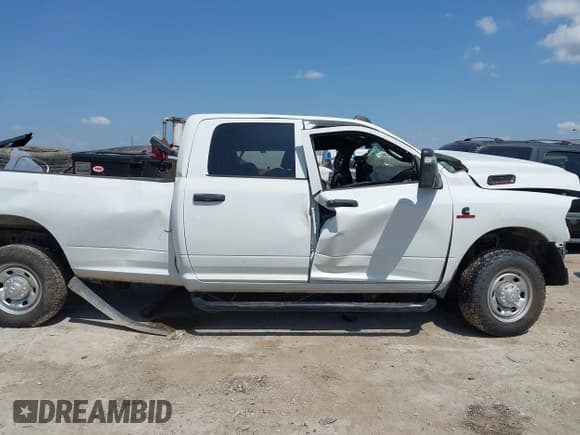 ✅ 2023 Ram 2500 Tradesman • VIN: 3C6UR5HL6PG556118 • Лот: 39993736. Опубликован ранее на IAAI с пробегом Не указан. Бесплатный доступ к архиву аукционных продаж из США и подробный отчёт об истории автомобиля на DreamBid. Изображение 12.