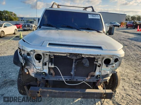 ✅ 2007 Toyota FJ Cruiser • VIN: JTEBU11F470099823 • Lot: 71902975. Listed on Copart with 229,926 mi. Free auction sales archive from the USA and detailed vehicle history report at DreamBid. Image 5.
