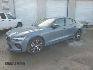 ✅ 2022 Volvo S60 Ultimate Dark Theme • VIN: 7JRL12TM2NG174124 • Lot: 75122833. Wystawiony na Copart z przebiegiem 26 828 mil. Bezpłatny archiwum sprzedaży aukcyjnych z USA i szczegółowy raport historii pojazdu na DreamBid. Zdjęcie 1.